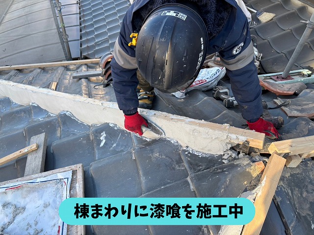 春日井市坂下町の瓦屋根で棟まわりに漆喰を施工している様子