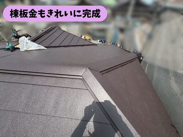 春日井市篠木町の屋根の棟板金施工が完了した様子