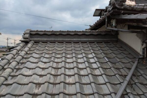岐阜県多治見市小名田町で棟の積み直し等の屋根改修工事を行った瓦屋根の施工後の様子。